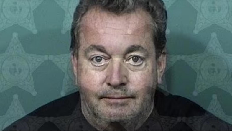 Alcalde de Indialantic fue arrestado por golpear a un hombre en la con un rastrillo