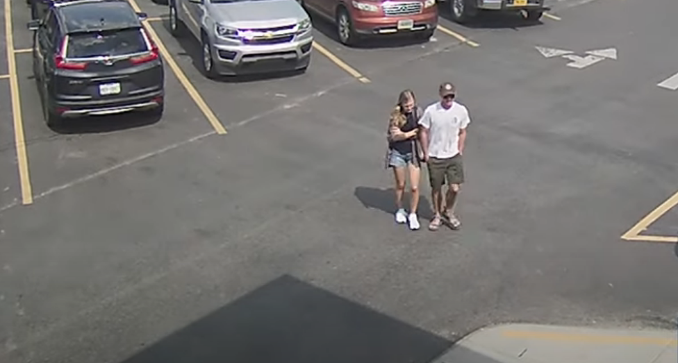 Video de vigilancia muestra a Brian Laundrie y Gabby Petito días antes de ser asesinada