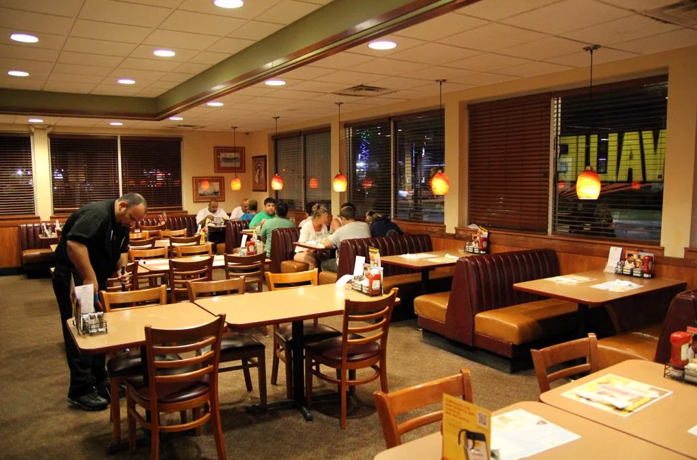 Una persona resultó herida tras un tiroteo en restaurante Dennis de Orlando