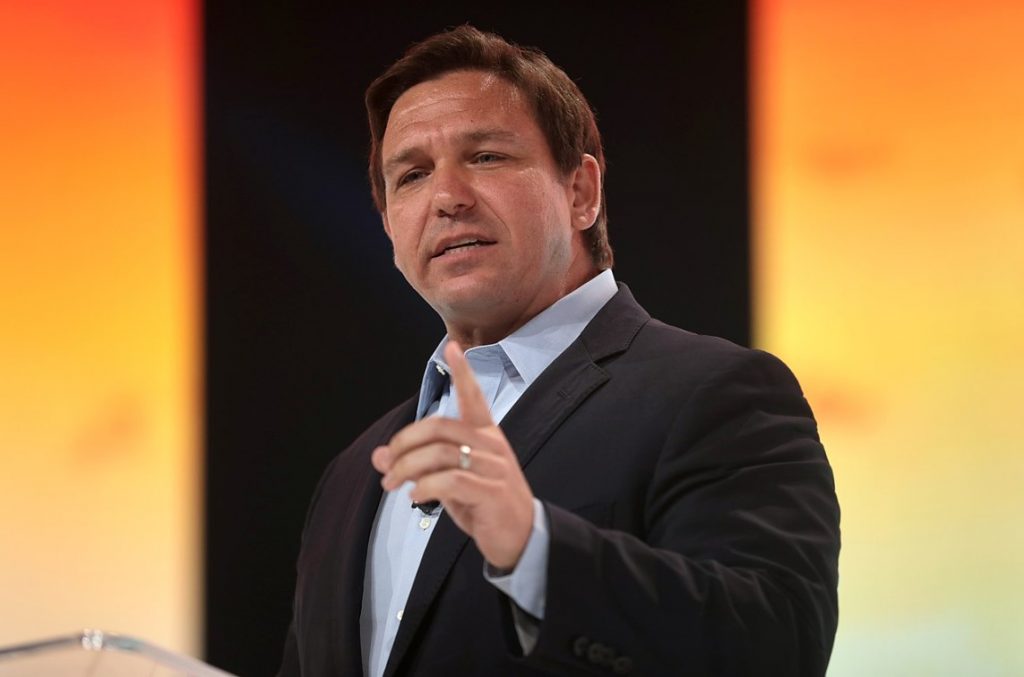 Piden una investigación federal a DeSantis por los vuelos de inmigrantes