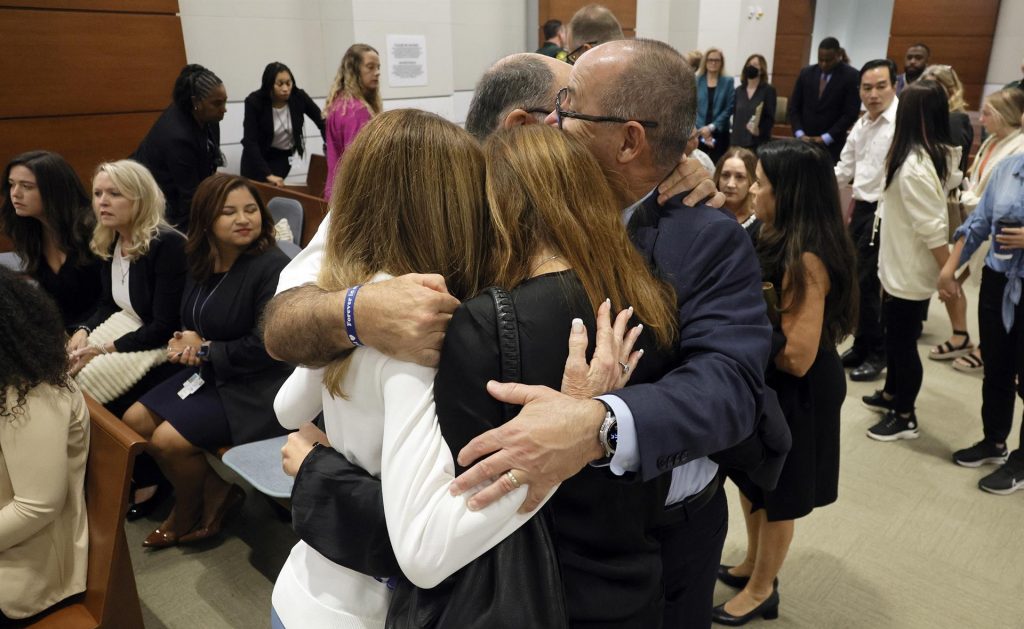 "No se ha hecho justicia": familiares de las víctimas de Parkland inconformes con el veredicto