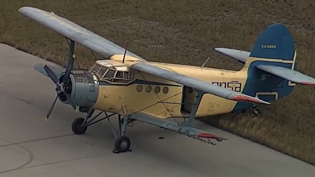 Aterriza en el sur de Florida piloto cubano en una antigua avioneta rusa