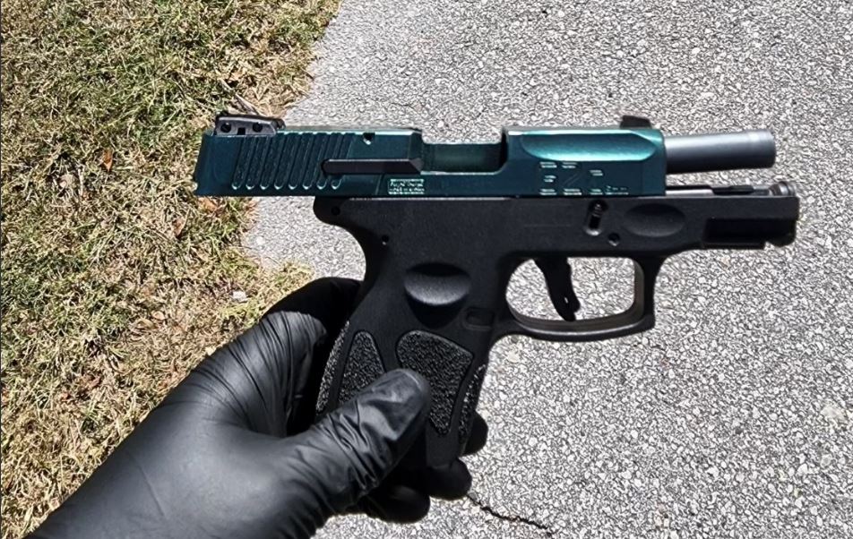 Arrestaron a un adolescente de 13 años por llevar una pistola a una escuela de Volusia
