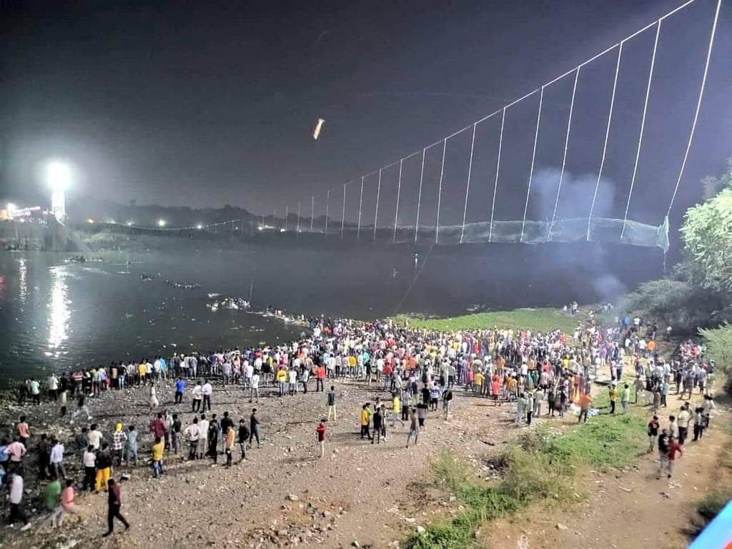 Derrumbe de puente colgante en la India deja al menos 91 muertos y un centenar de desaparecidos