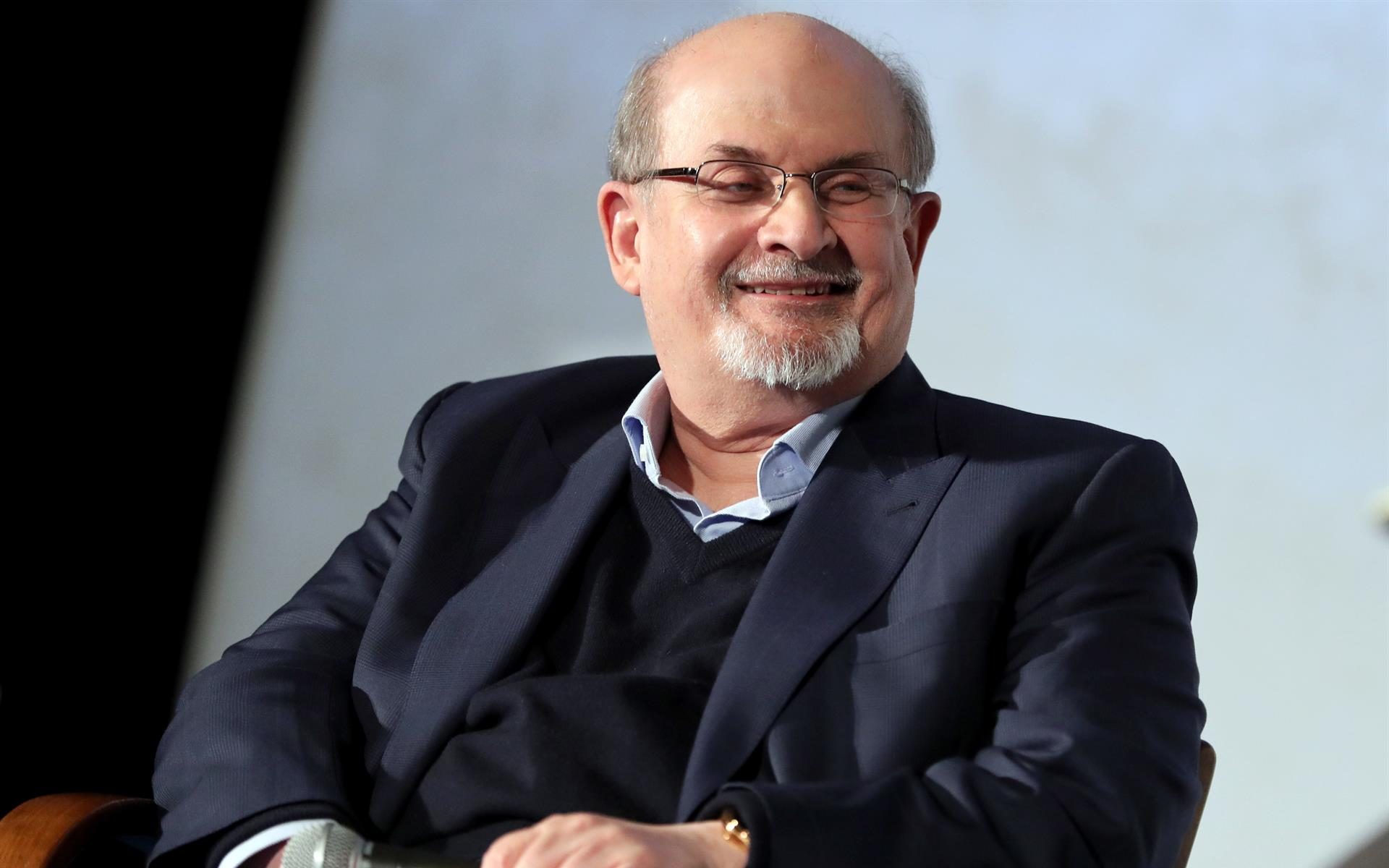 Sancionada por EEUU una fundación iraní por alentar el ataque a Salman Rushdie