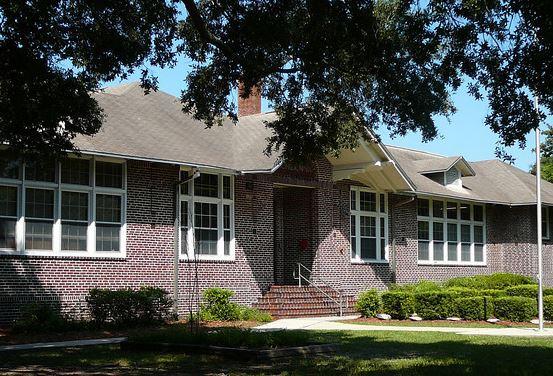 Un hombre con un hacha grande intentó entrar en una escuela de Jacksonville