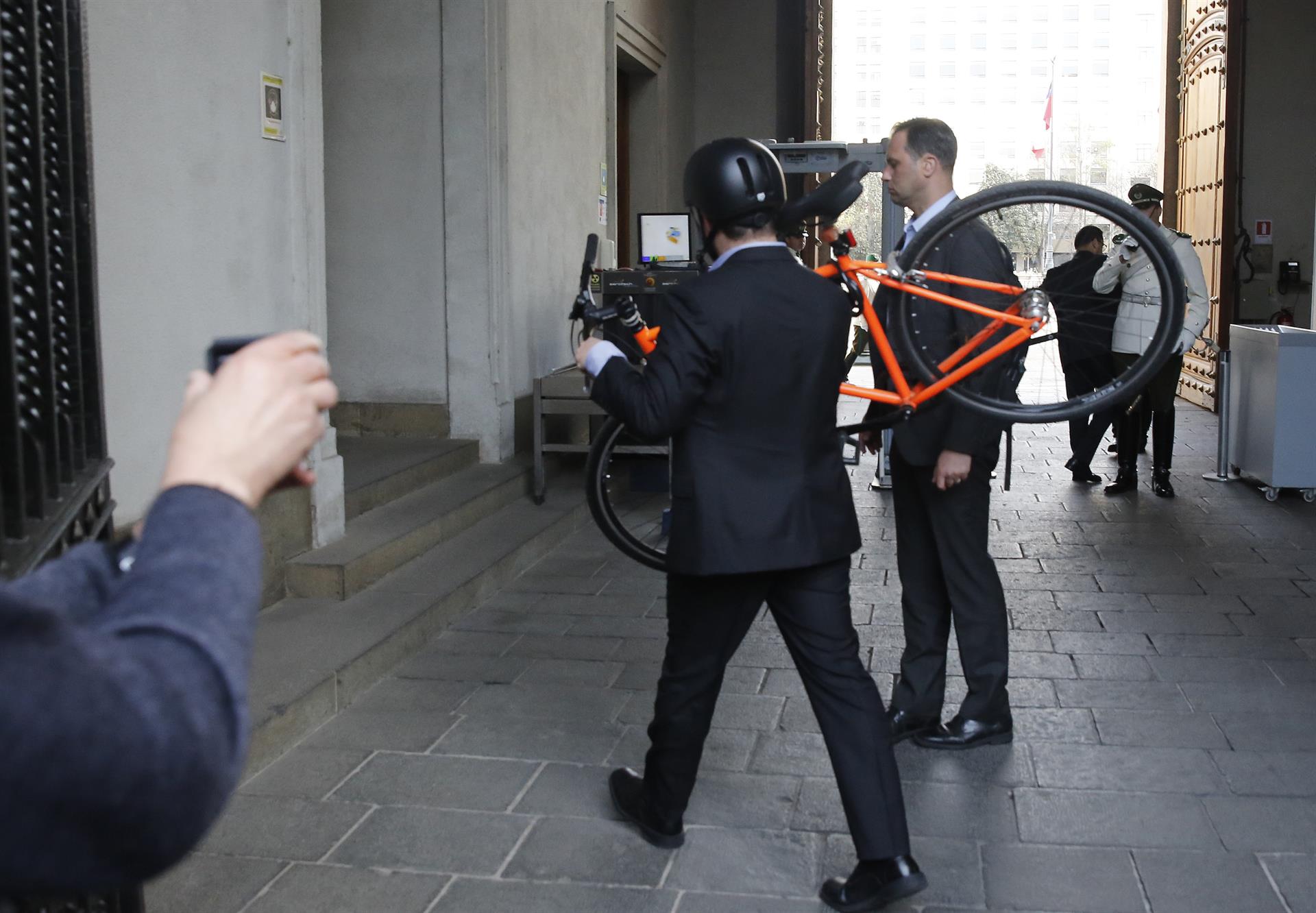 (+Foto) Boric usa la bicicleta para llegar a La Moneda