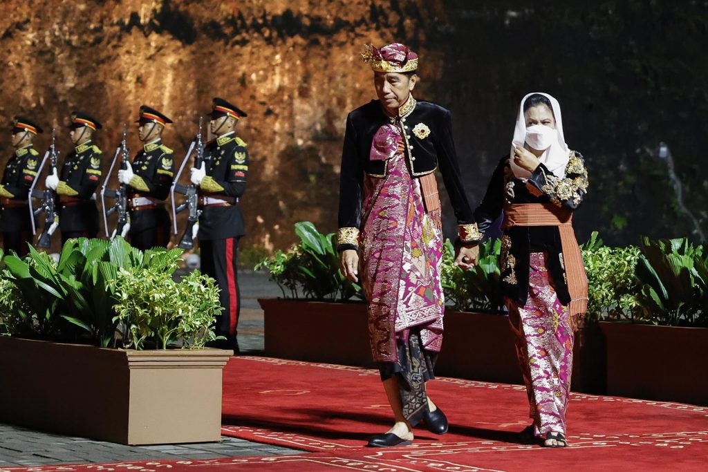Camisas tradicionales batik protagonizan la cena de gala de la cumbre del G20
