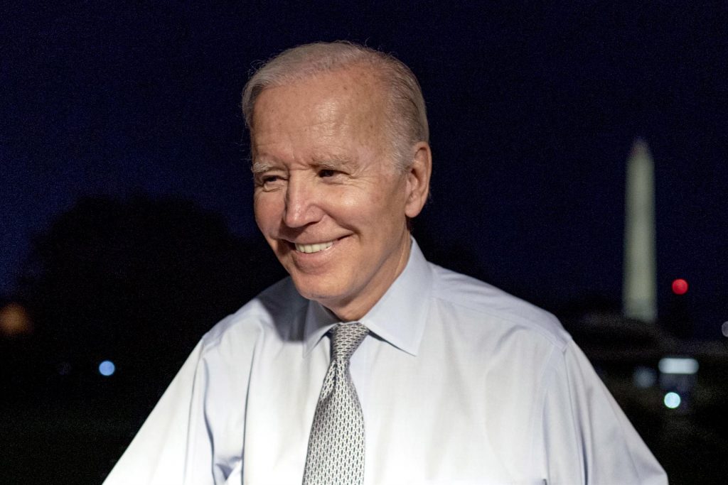 Biden a los votantes: si están en fila, quédense, hagan oír su voz