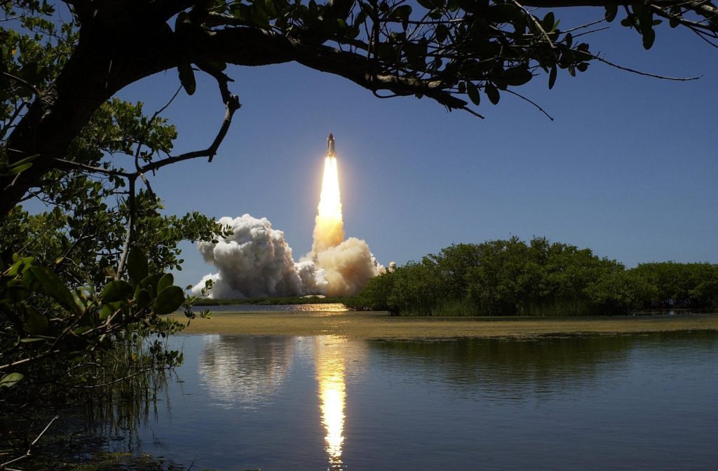 China lanza carguero espacial para abastecer su estación espacial casi lista