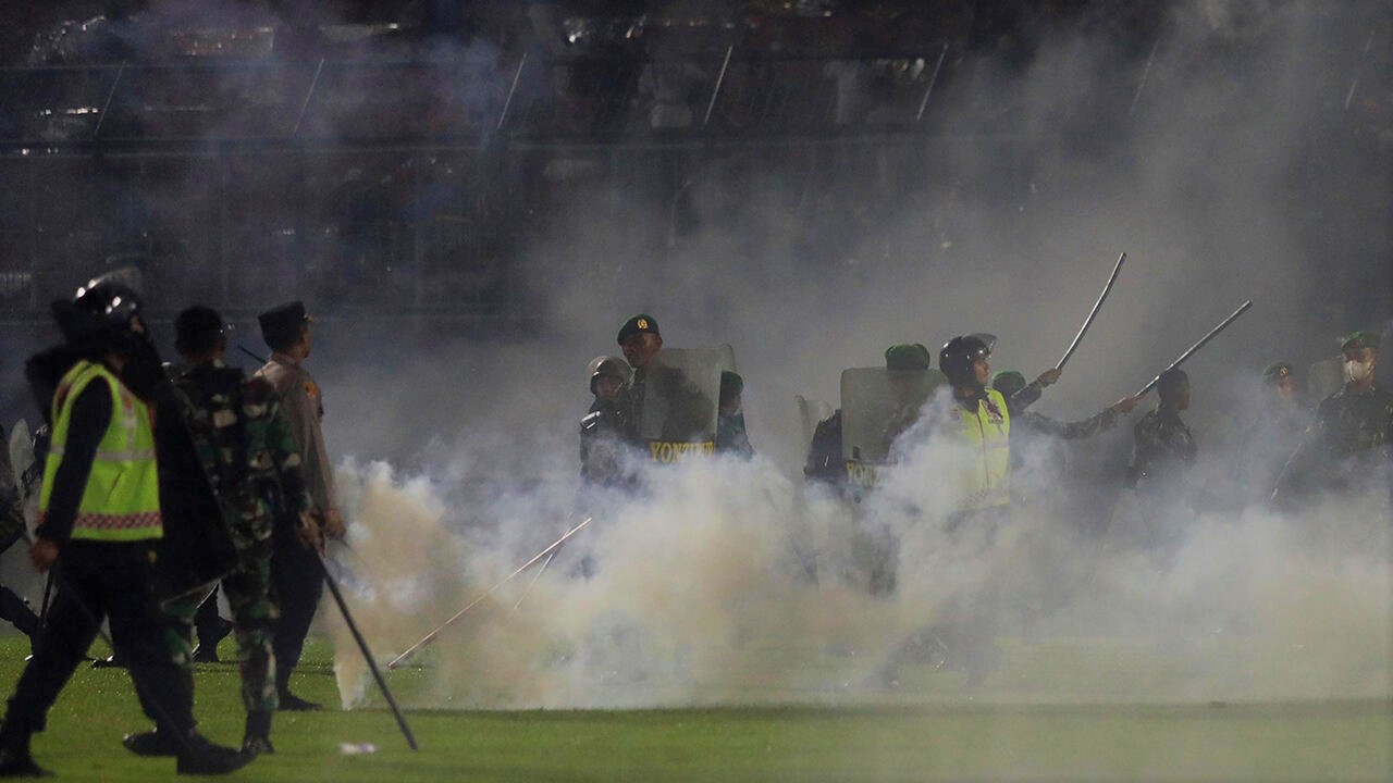 El gas lacrimógeno desencadenó la estampida en el estadio de fútbol de Indonesia