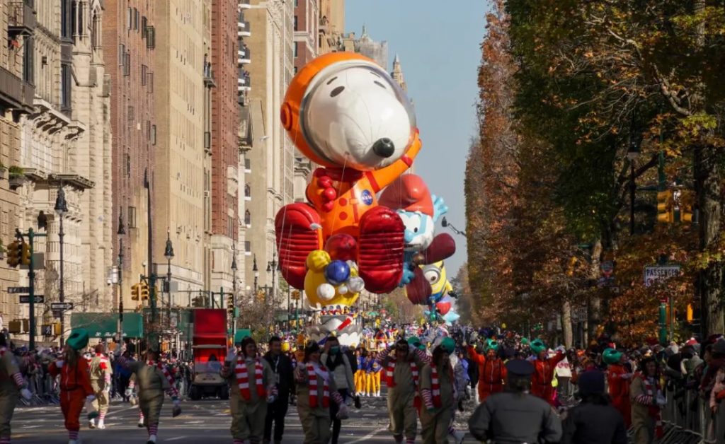 Globos y estrellas animan el gran desfile de Acción de Gracias de Nueva York
