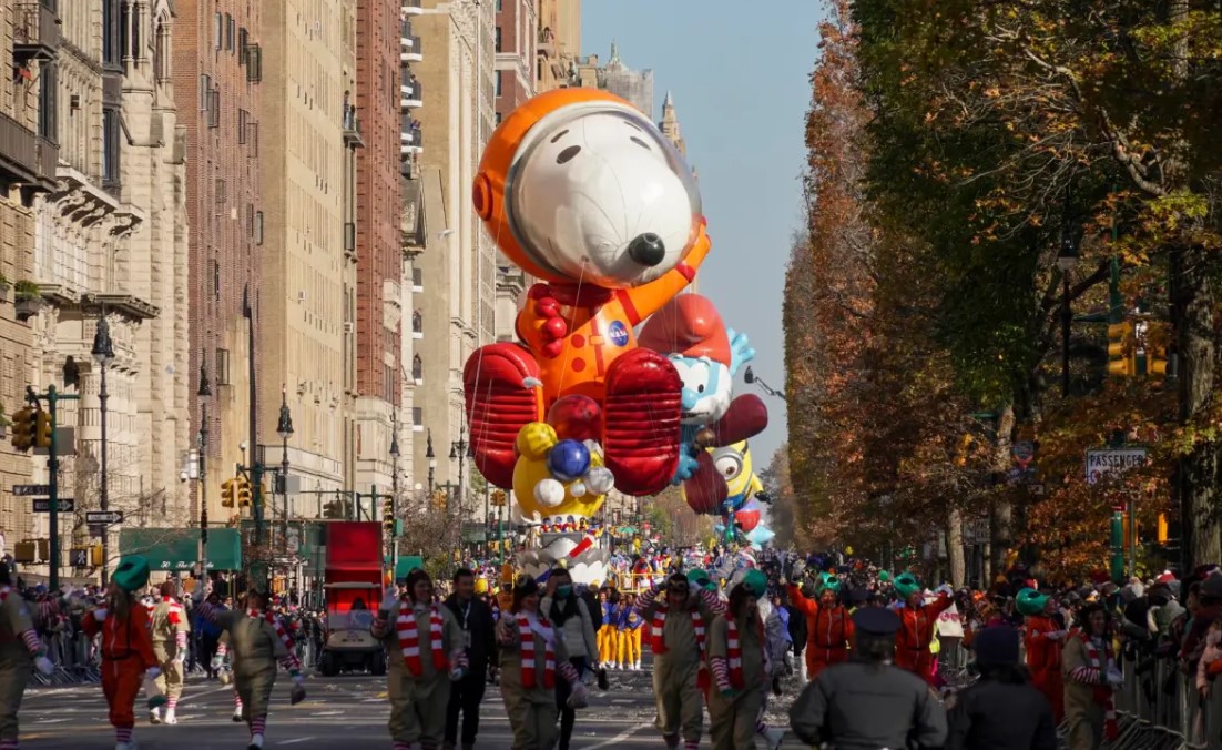 Globos y estrellas animan el gran desfile de Acción de Gracias de Nueva York