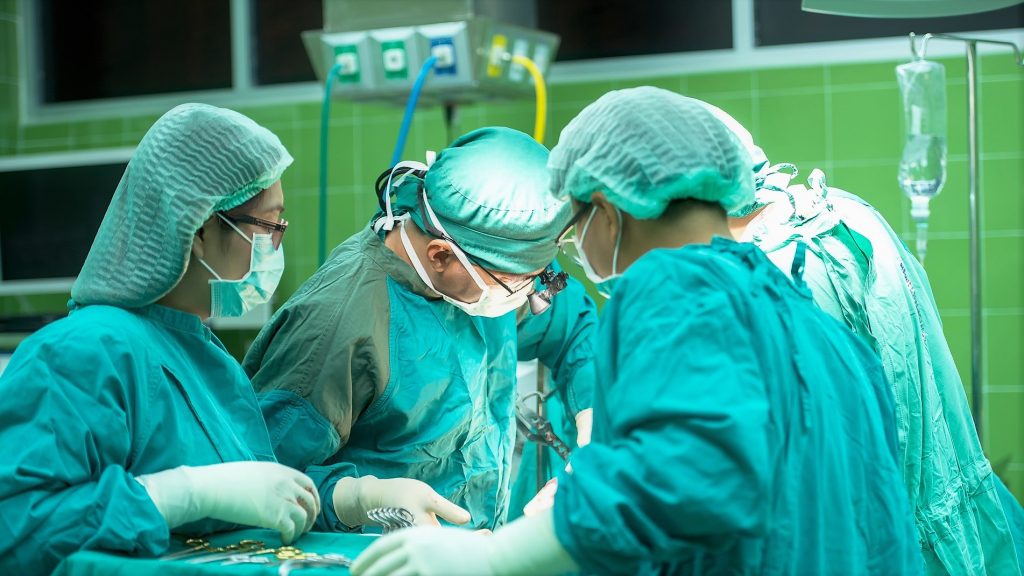 Extirpan tumor de unos 70 kilos a una mujer italiana en Turín