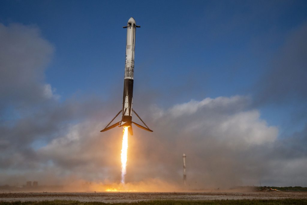 (+Video) El cohete Falcon Heavy despegó con 2 satélites "clasificados" de las Fuerzas Armadas estadounidenses