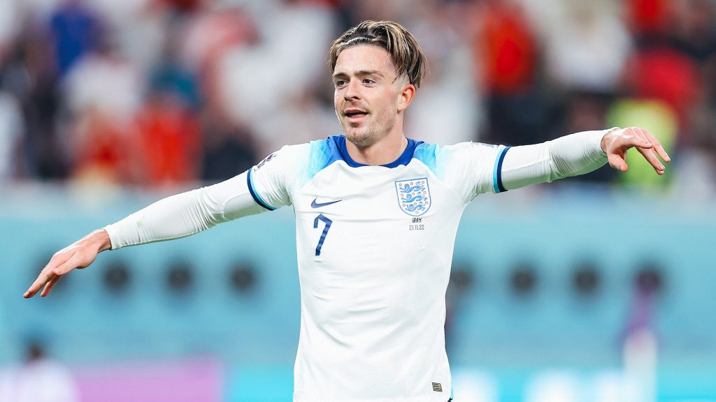 Grealish cumple su palabra con un niño con parálisis cerebral