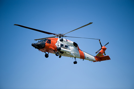 Guardia costera de EEUU rescata ileso a hombre que estuvo 15 horas en el mar