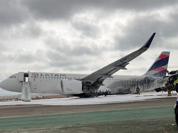 Mueren dos bomberos al chocar con un avión en el aeropuerto de Lima