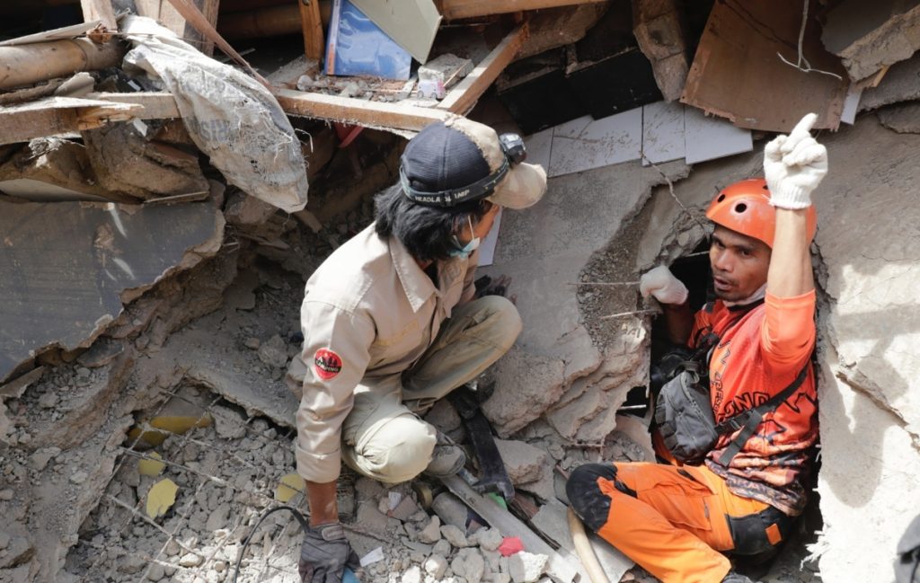 Localizan con vida a un niño de seis años dos días después del terremoto en Indonesia