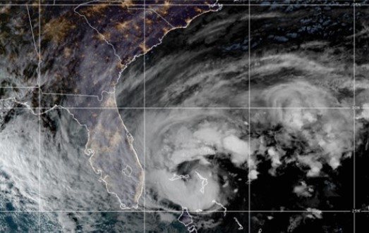 El huracán Nicole golpea el norte de Bahamas de camino a la costa de Florida