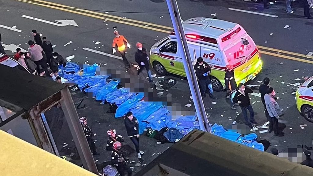 Policía tardó 85 minutos en llegar a la escena de la estampida mortal en Corea del Sur