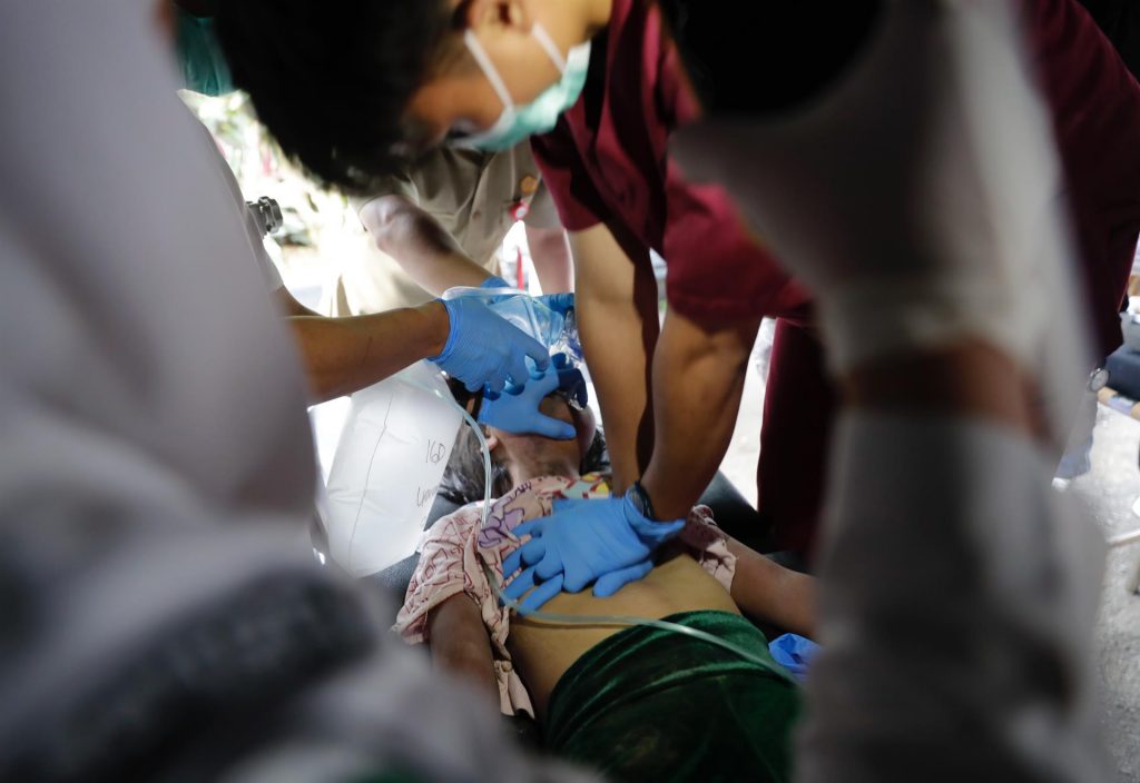 (+Videos) Terremoto en la provincia más poblada de Indonesia causa al menos 55 muertos