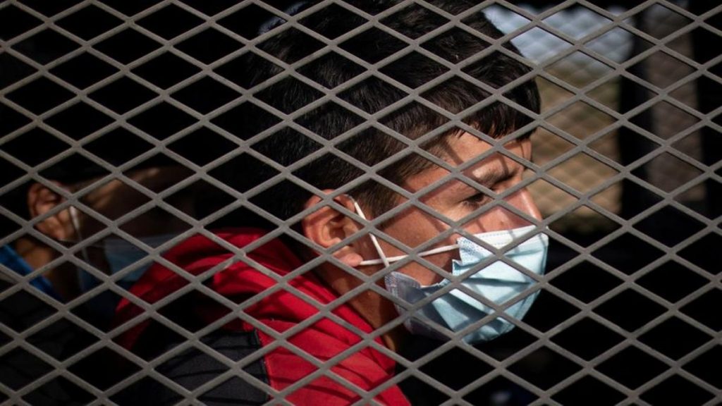 Un juez bloquea la norma sanitaria por la que EE.UU. expulsa a migrantes