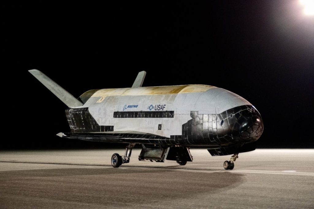 Un avión autónomo de la Fuerza Espacial de EEUU culminó una misión de 908 días