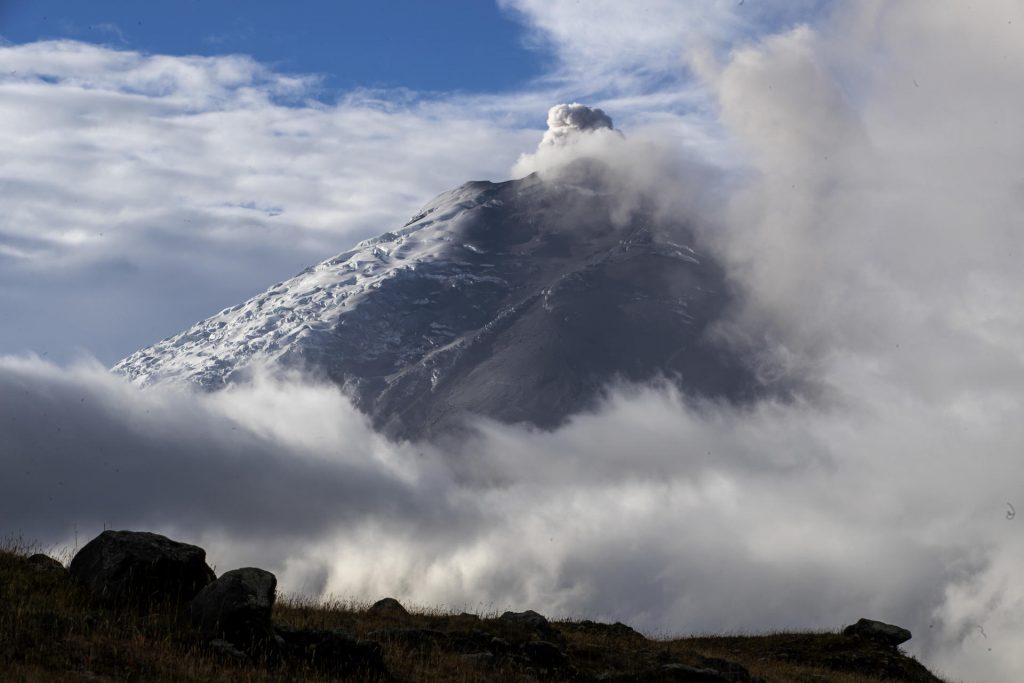 Volcán Cotopaxi emanó una columna de gases y vapor de agua de 1,8 kilómetros