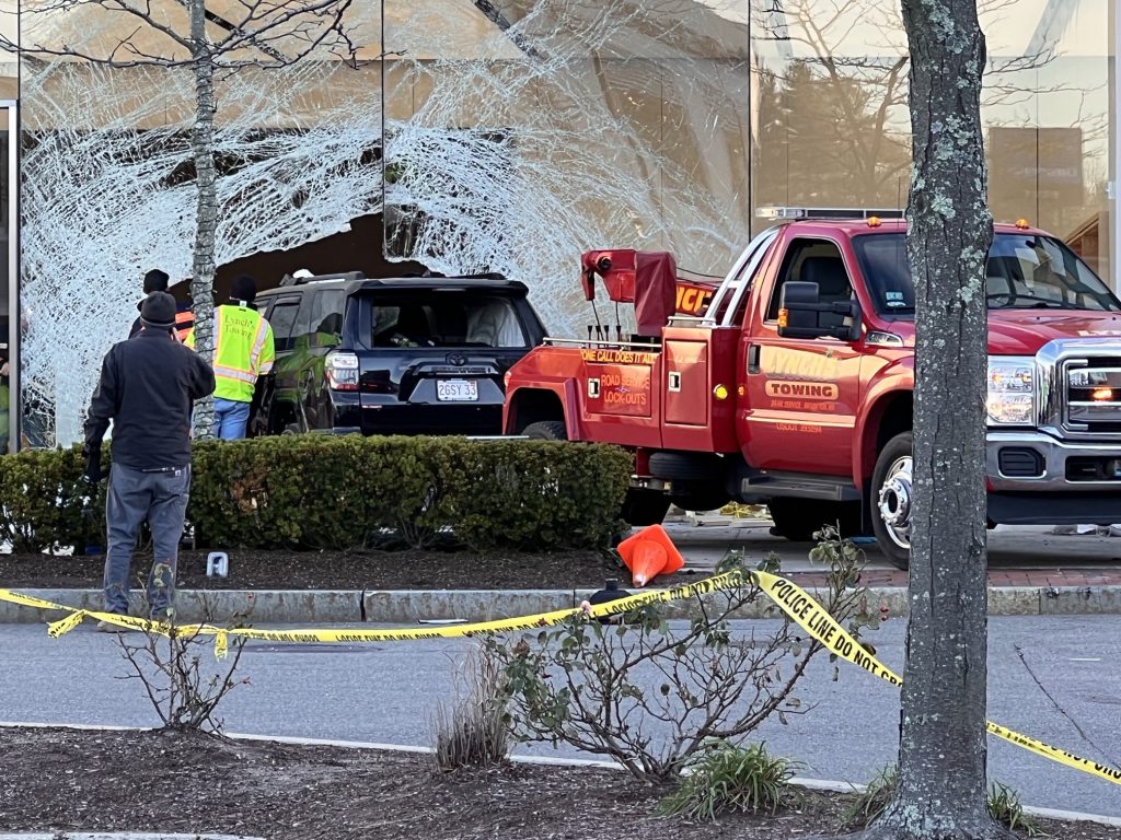 Un muerto y 16 heridos al estrellarse un vehículo contra una tienda de Apple en EEUU