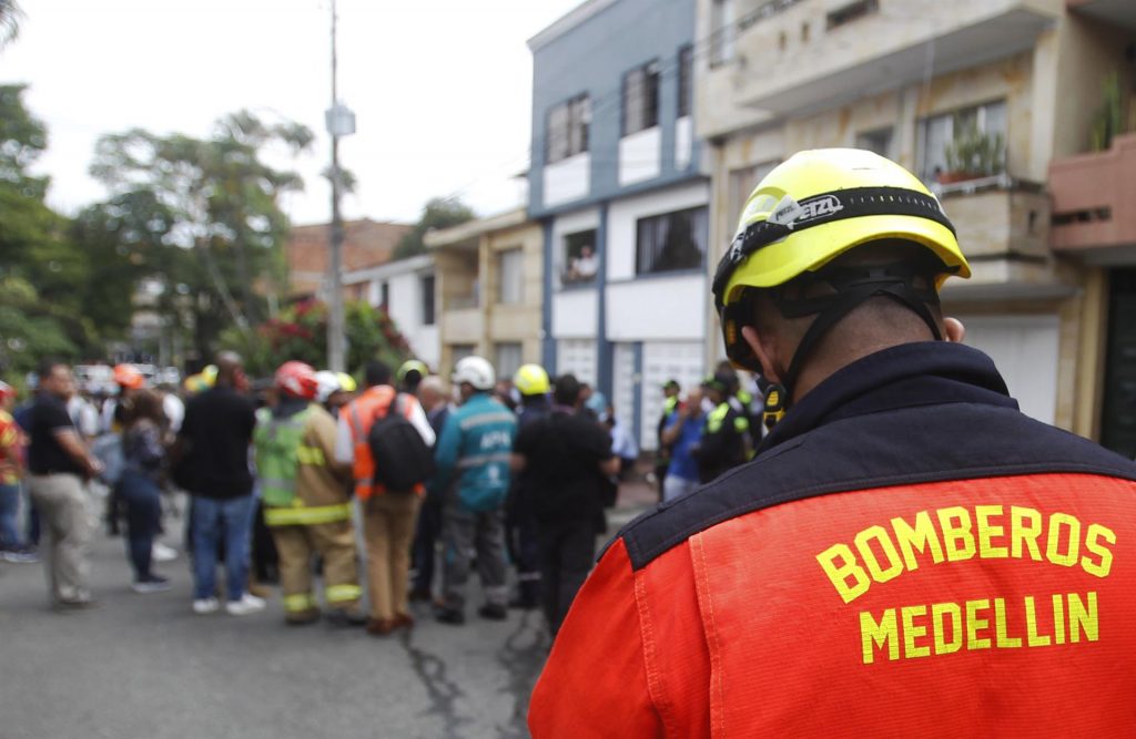 8 muertos tras caer una avioneta en un barrio residencial de Medellín