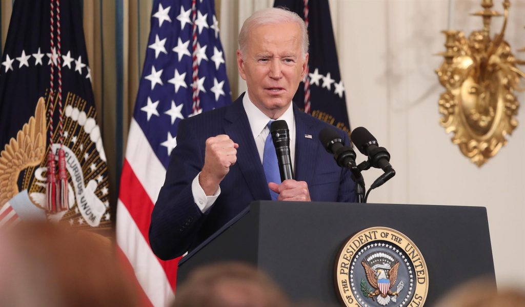 Biden presume de que no hubo "ola roja" y dice que se presentará a la reelección