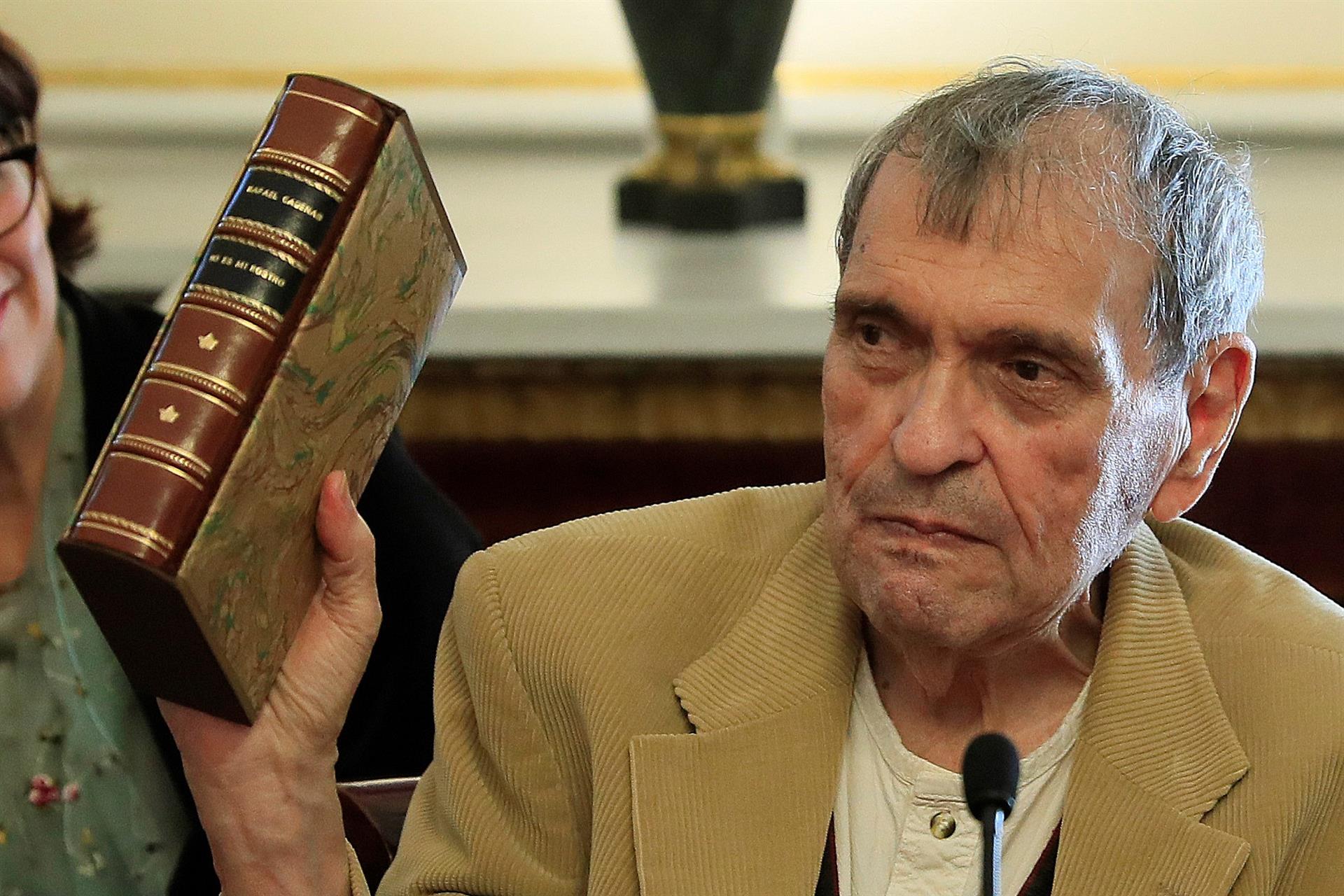 Galardonado el poeta venezolano Rafael Cadenas con el Premio Cervantes de las letras