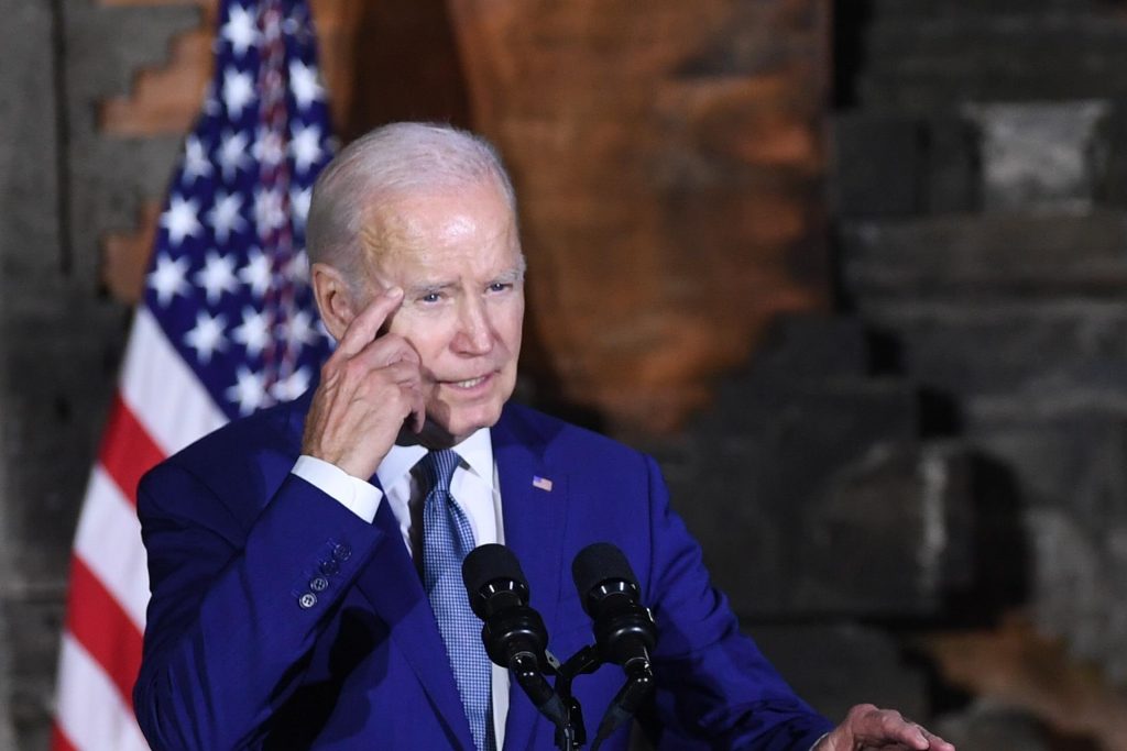 Otra corte ordenó bloquear el plan de Biden de condonar la deuda estudiantil en EEUU
