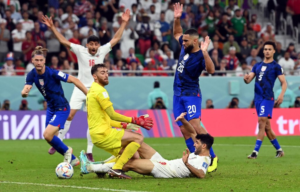 Estados Unidos pasa a octavos de final tras sufrir ante la Irán de Queiroz