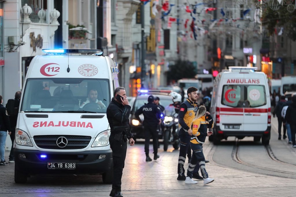 Reportan al menos 4 muertos en una fuerte explosión en el centro de Estambul