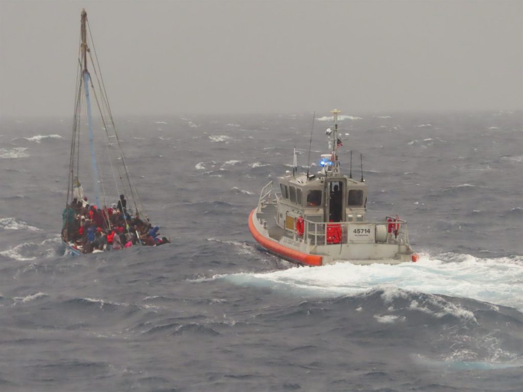 Rescatan a 22 migrantes que viajaban con peligroso oleaje al sur de Florida