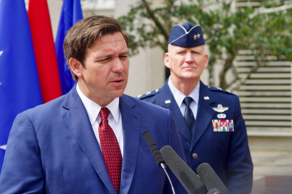 DeSantis crea programa de reconocimiento para escuelas que ayudan a hijos de militares