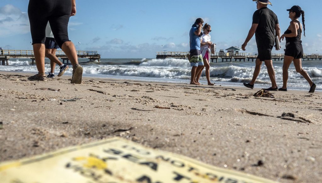 Huracán Nicole deja 3 muertos en su paso por Florida