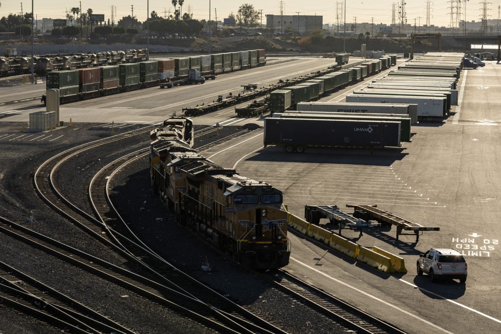 Una huelga de ferrocarriles pondría la economía de EEUU "en peligro", advierte Biden