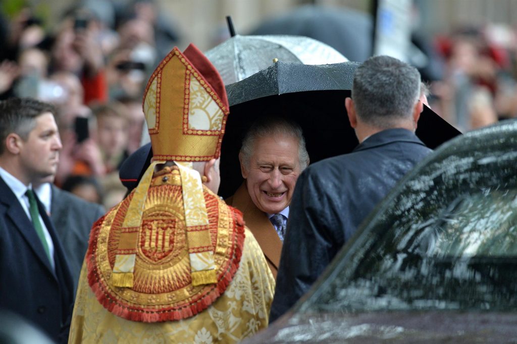 (+Video) Arrojaron varios huevos al rey Carlos III