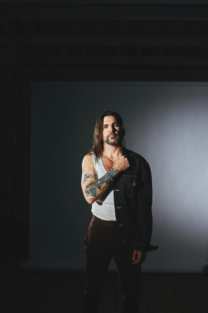 Juanes lanza su nuevo sencillo "Amores prohibidos" y sigue al rescate de sus raíces