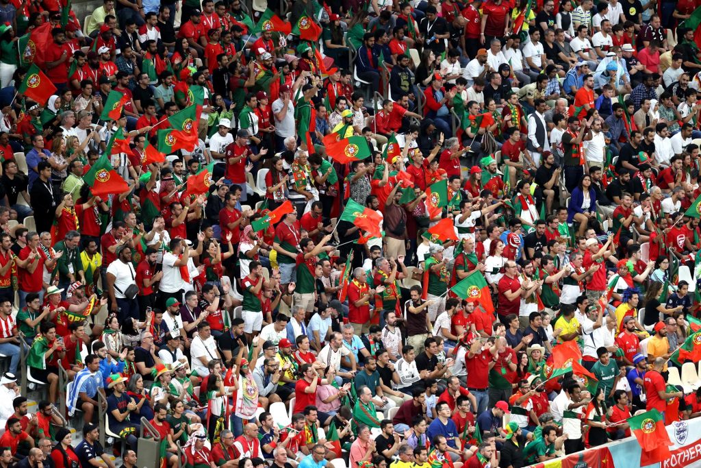 Aficionados sin mascarillas de Qatar 2022 son "borrados" por la televisión estatal china