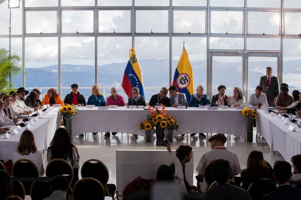 Gobierno de Colombia y ELN retoman diálogo de paz en Caracas, después de 4 años
