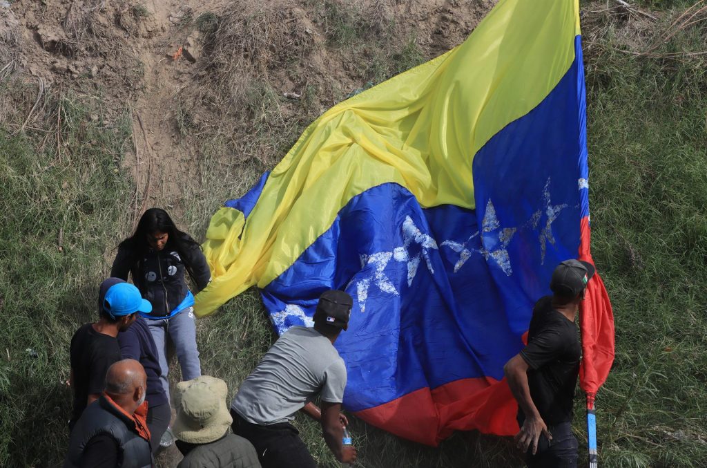 EEUU dice haber entregado casi 7 mil permisos humanitarios para venezolanos tras programa migratorio