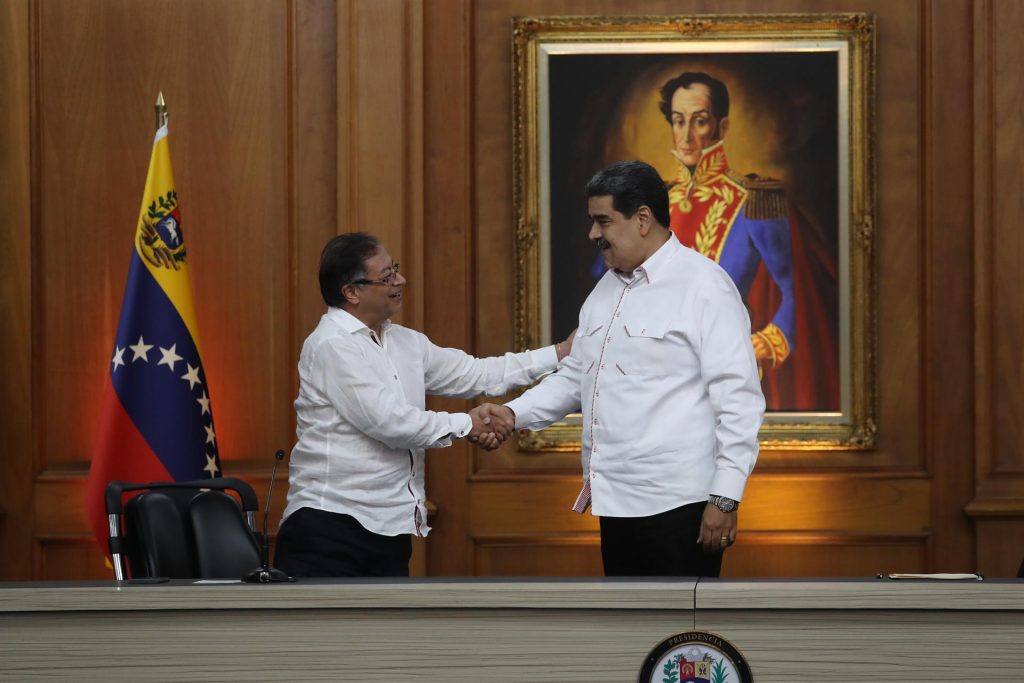 Maduro y Petro firman 11 acuerdos simbólicos en su moderado encuentro