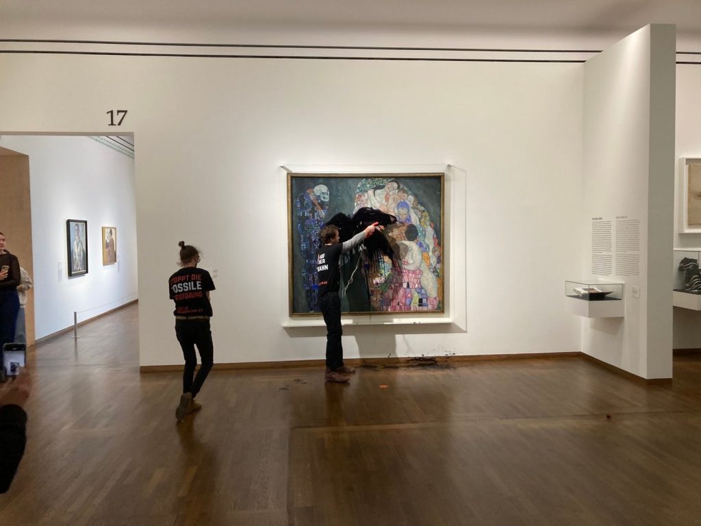 (+Video) Lanzaron petróleo sobre un cuadro de Gustav Klimt en el Museo Leopold de Viena