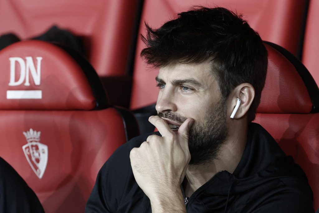 Según el acta Piqué insultó al árbitro tras la expulsión de su último partido