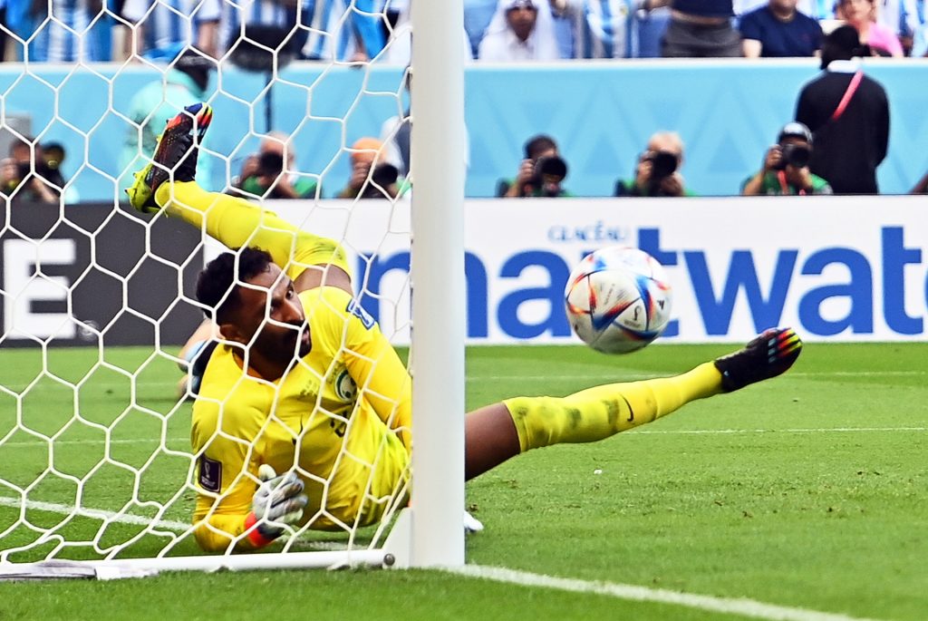 El portero de Arabia Saudí fue elegido el mejor jugador del partido contra Argentina