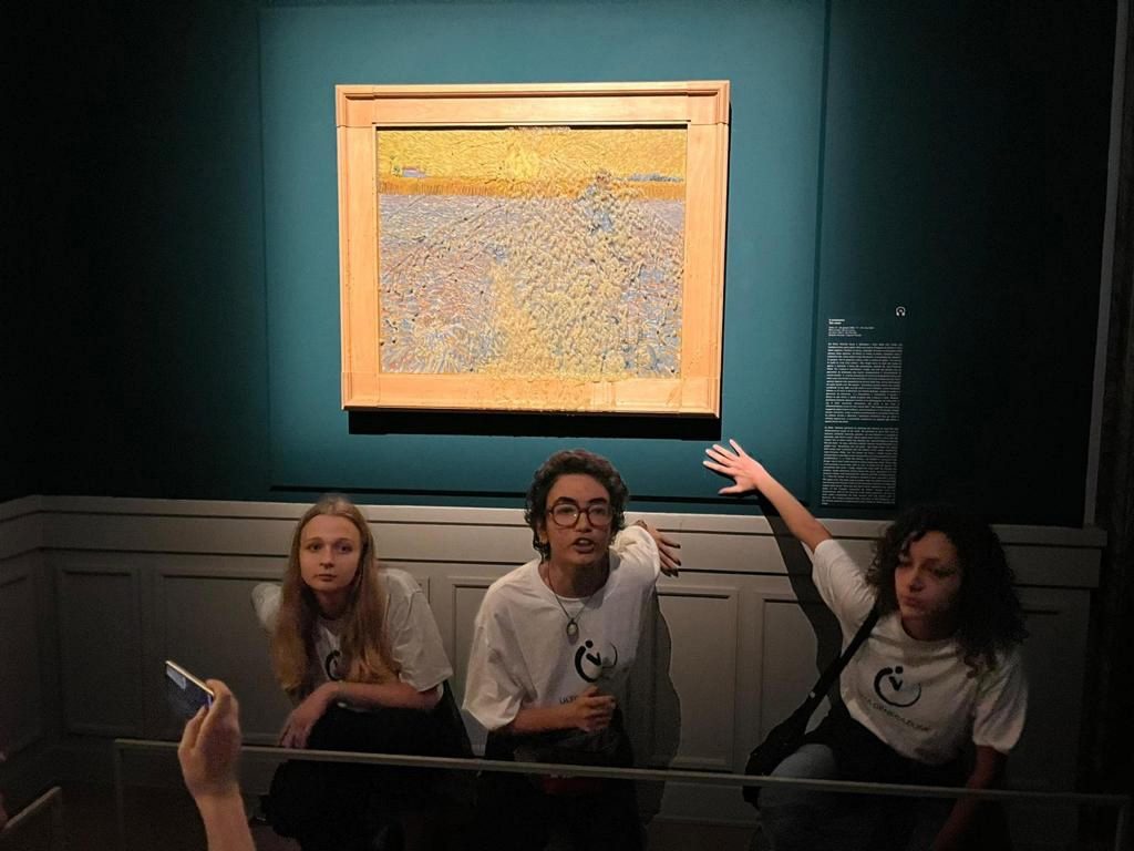 (+Video) Lanzaron puré de verduras a El Sembrador de Vincent van Gogh en Roma